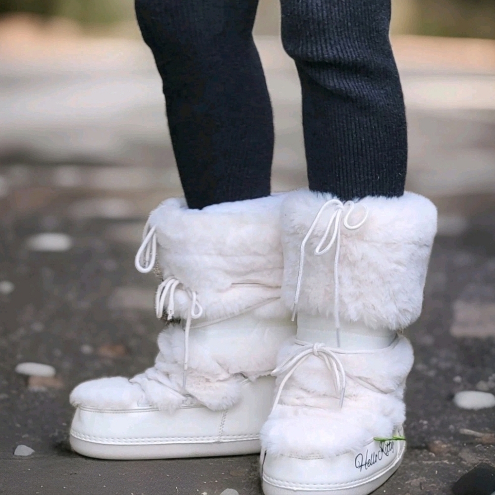 Forever21 Hello Kitty Boots Women's Size 7.5 White Fur Sanrio Collab  Boots